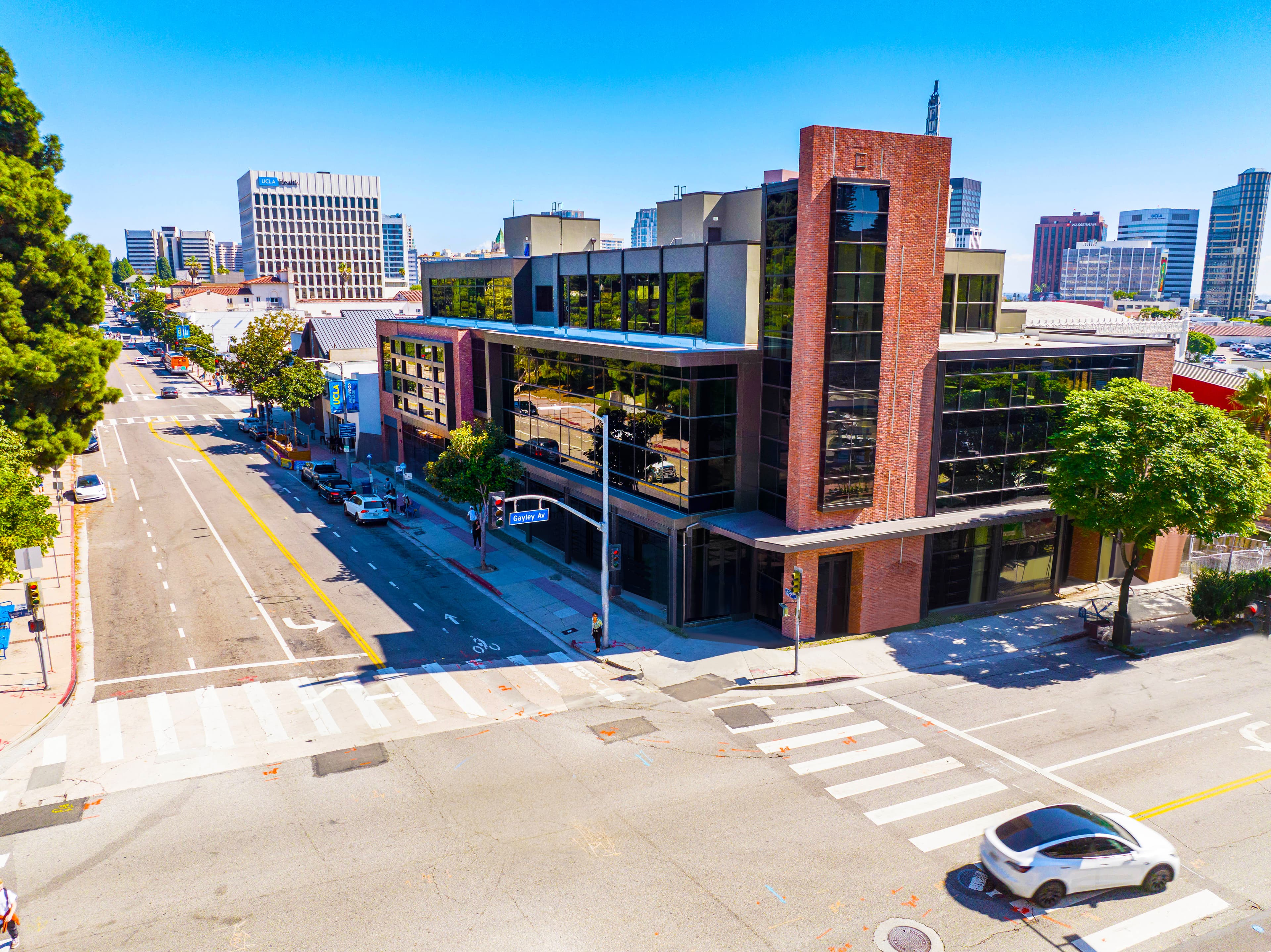 900 Gayley - Image 15