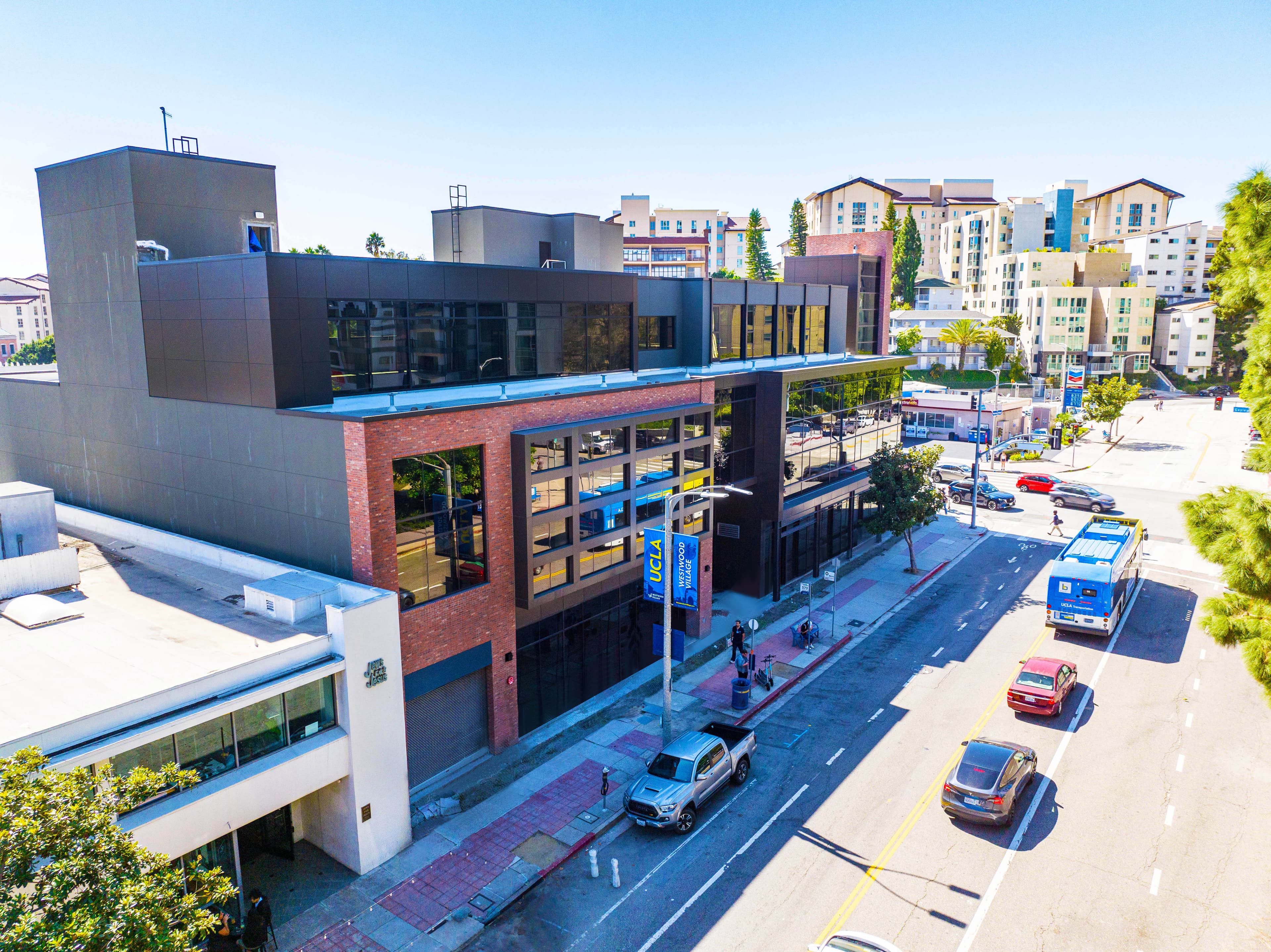 900 Gayley - Image 13